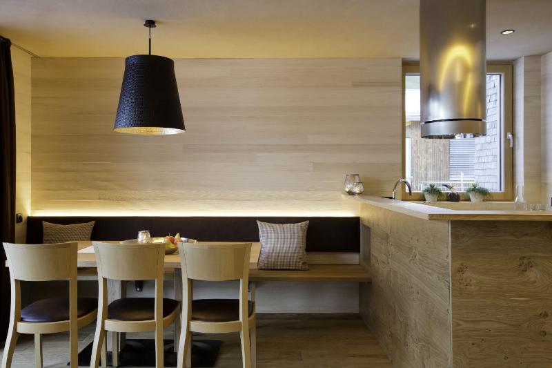 Deluxe Two-Bedroom Apartment image 3