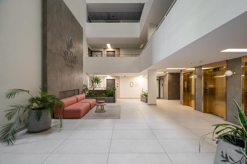 Corvin 5 Stars Luxury Apartment with Free Parking - image 2
