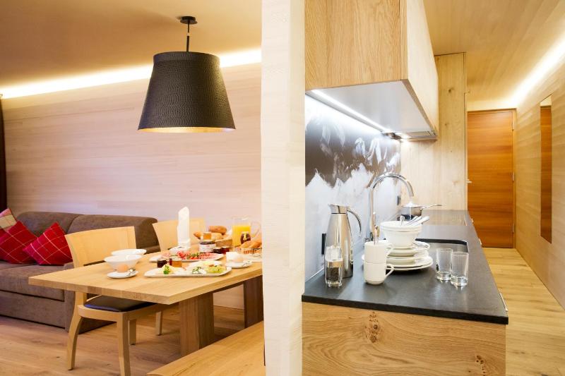 Deluxe One-Bedroom Apartment image 2