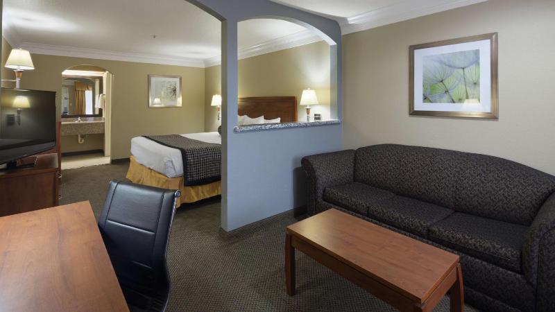 King Suite with Sofa Bed - Smoking image 4
