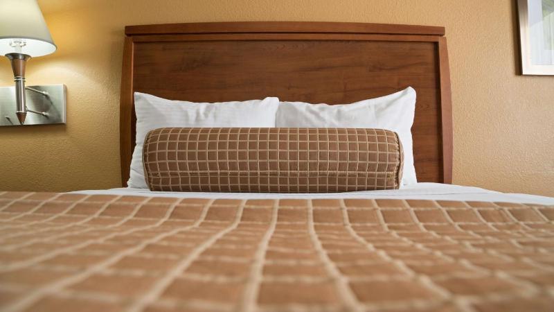 Queen Room with Two Queen Beds - Non-Smoking image 3