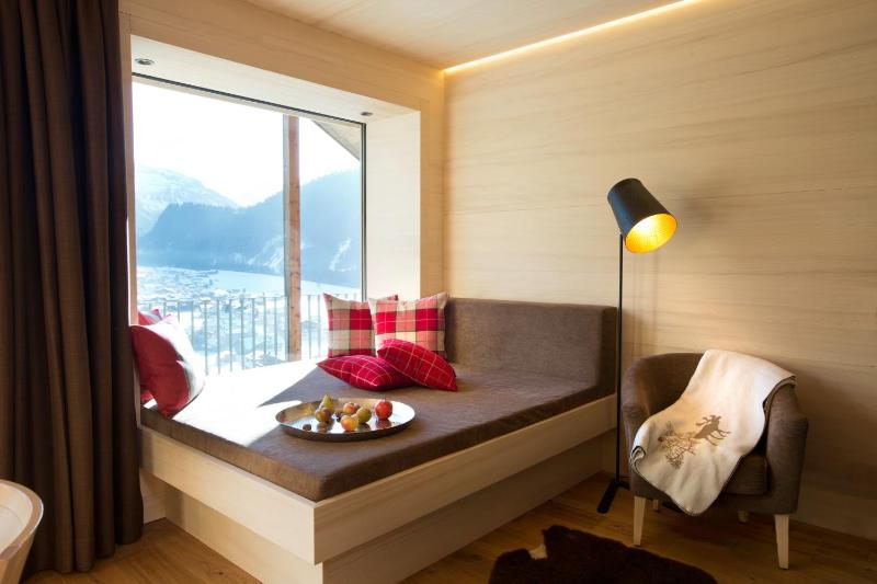 Deluxe Two-Bedroom Apartment image 4