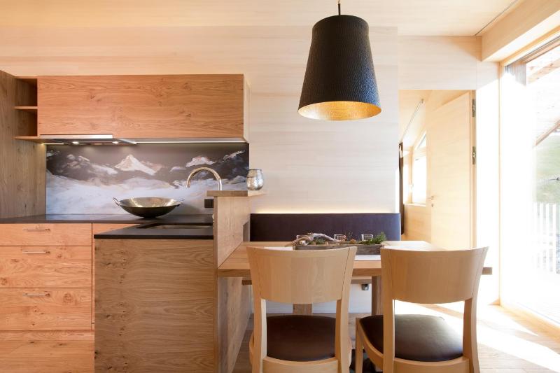 Deluxe Two-Bedroom Apartment image 4