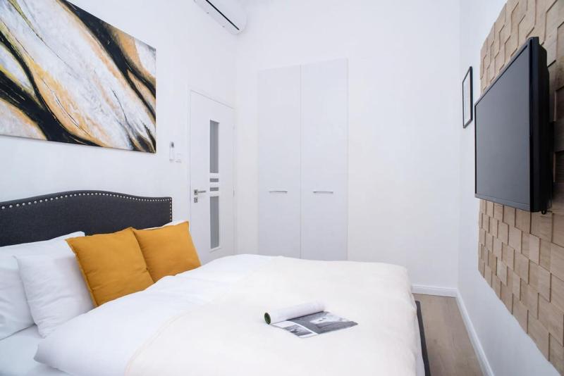 Stylish large apartment at super central location - image 6