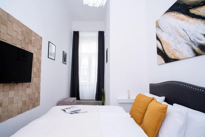 Stylish large apartment at super central location - image 5