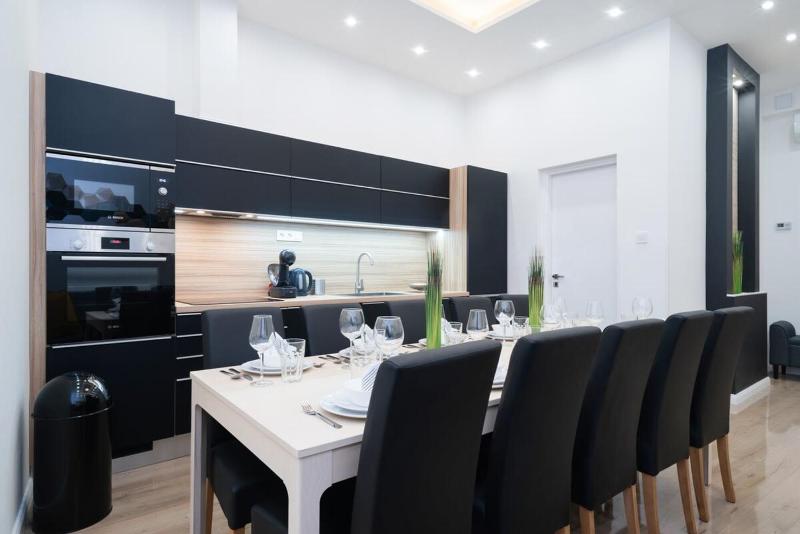 Stylish large apartment at super central location - image 16