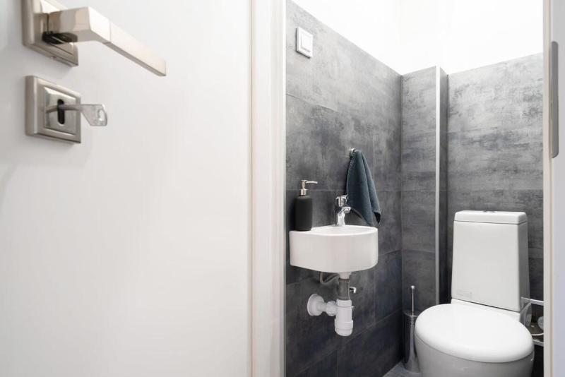 Stylish large apartment at super central location - image 11