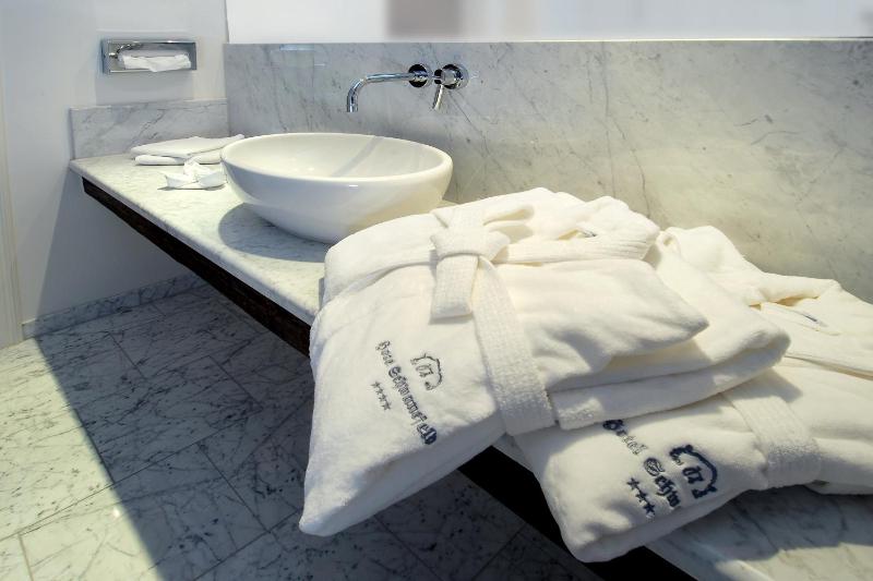 Standard Double Room image 3