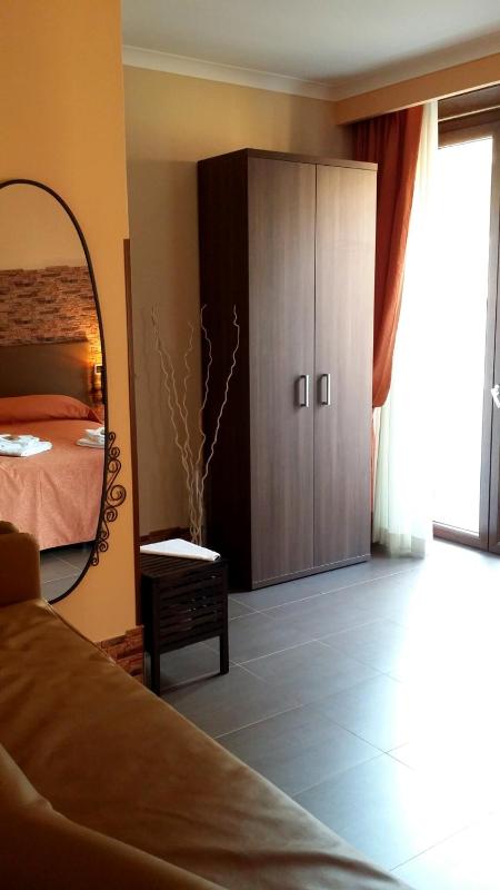 Quadruple Room with Balcony image 2