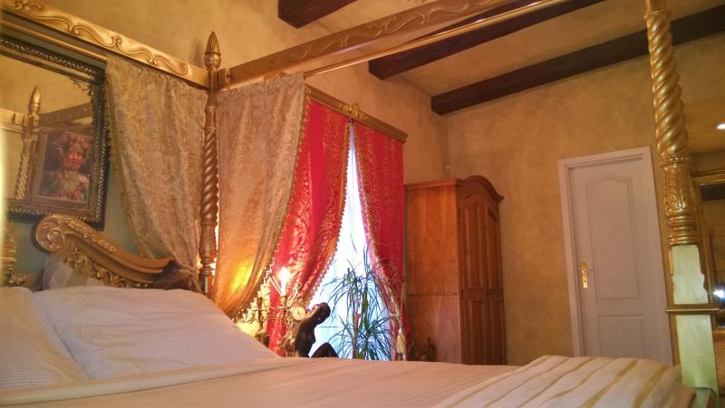 Large Double Room with Double Bed image 3