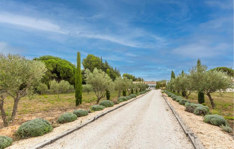 Amazing Home In Serignan - image 6