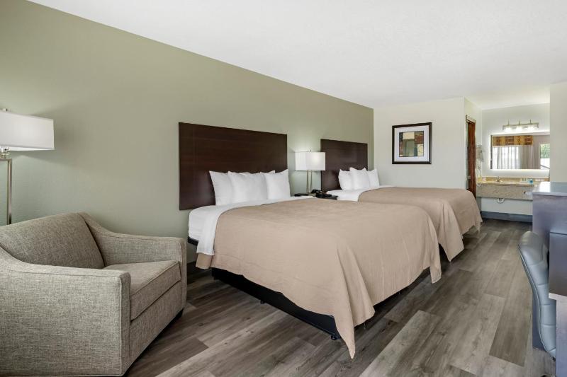 Queen Room with Two Queen Beds - Non-Smoking image 2