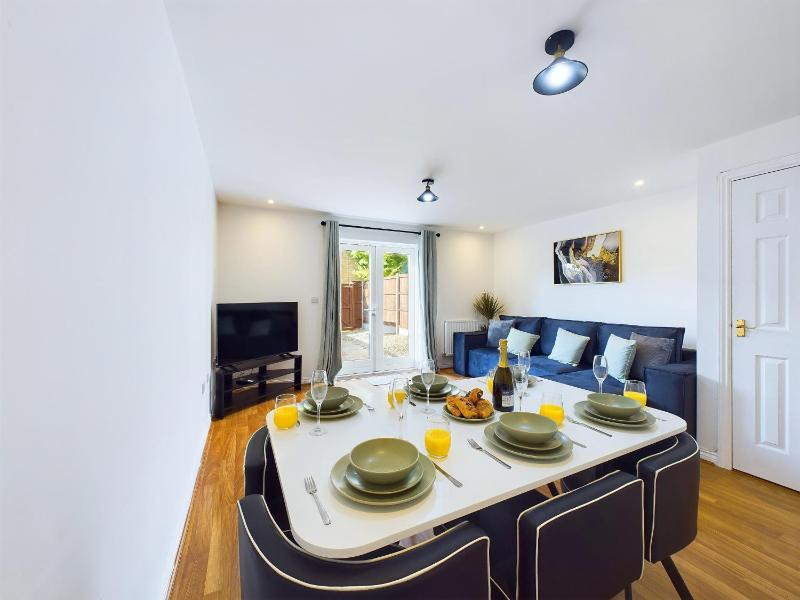 Sotherby Walk by Signature Stays - Townhouse - Parking - Modern - image 3