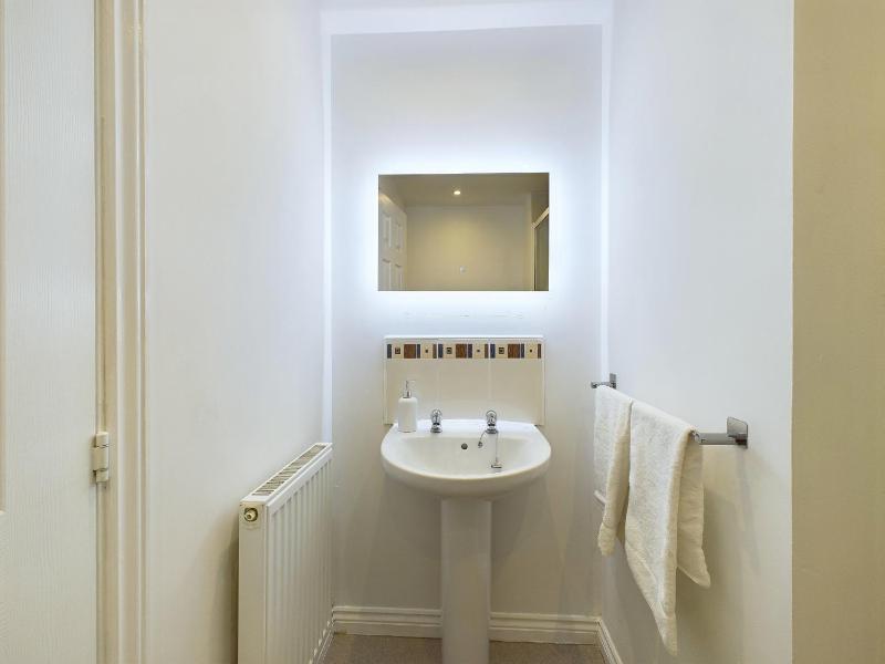 Sotherby Walk by Signature Stays - Townhouse - Parking - Modern - image 5