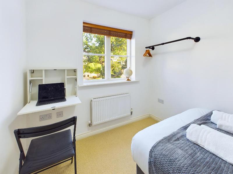 Sotherby Walk by Signature Stays - Townhouse - Parking - Modern - image 4