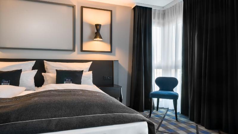Premium Queen Room image 3