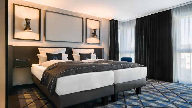 Premium Queen Room image 4