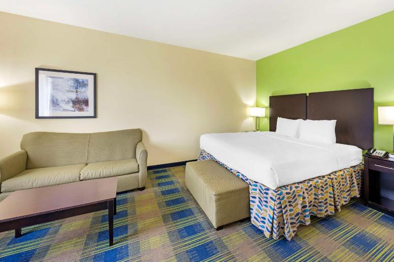 King Suite with Bath Tub - Disability Access image 4