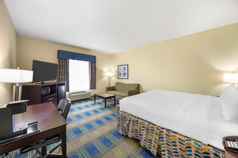 King Suite with Bath Tub - Disability Access image 3