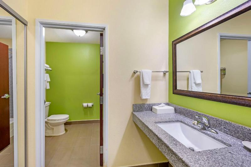 King Suite with Bath Tub - Disability Access image 2