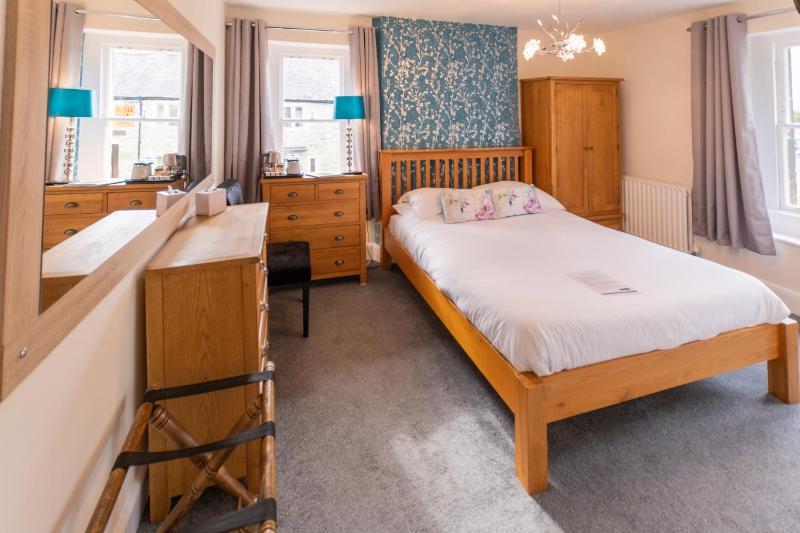 Superior King Room image 3