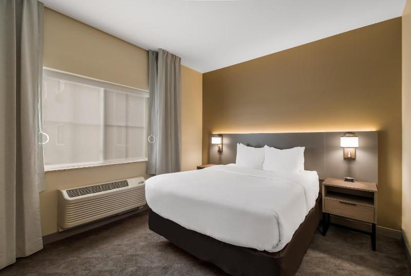 Standard Queen Room with Tub- Mobility Accessible/Non-Smoking image 2