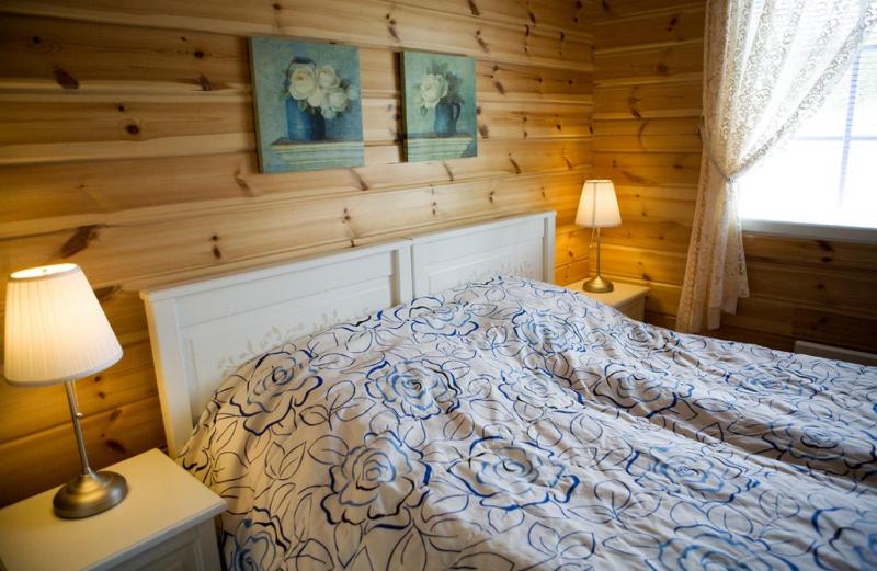 Three-Bedroom Cottage with Sauna image 4