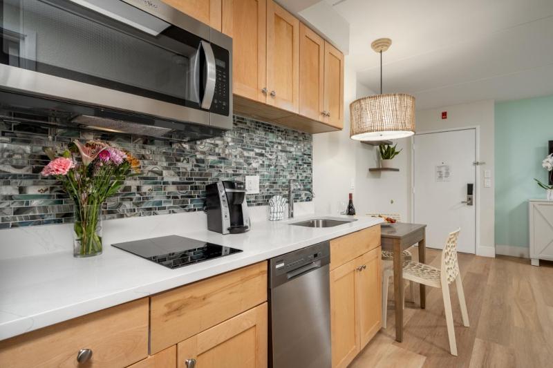 Queen Suite with Partial Ocean View image 1