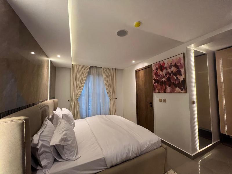 Sleeps 4 with Pool Access - image 2
