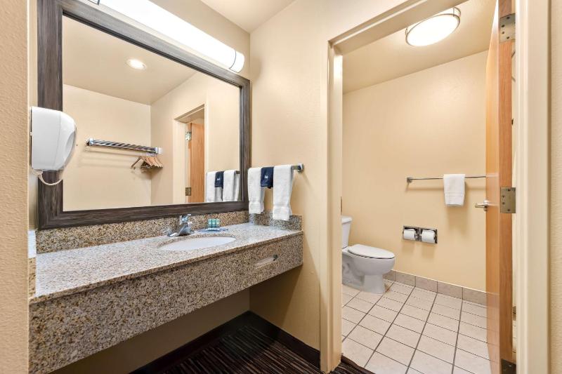 Queen Room with Two Queen Beds and Lake/Mountain View - Non-Smoking image 3