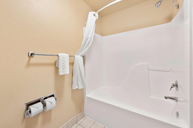 Queen Room with Two Queen Beds and Lake/Mountain View - Non-Smoking image 2