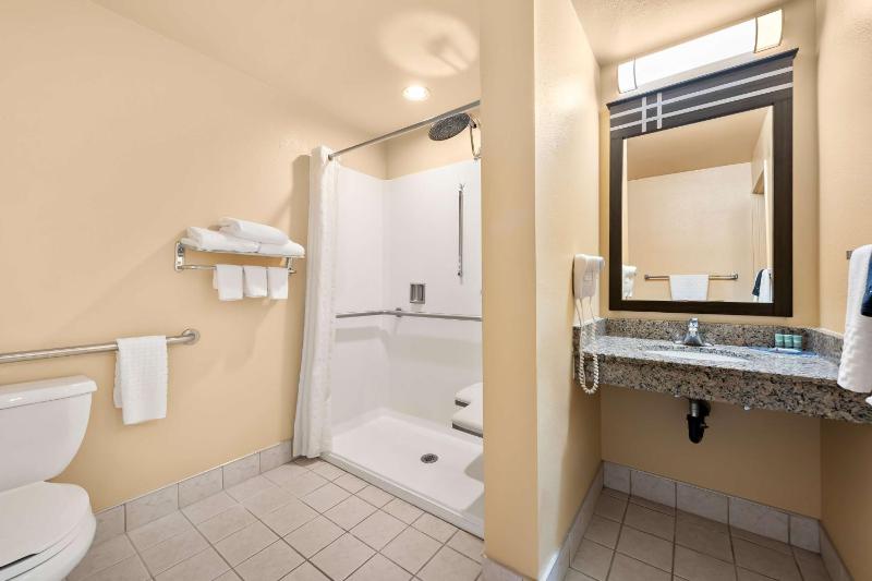 King Room with Roll In Shower - Mobility Accessible/Non-Smoking image 2