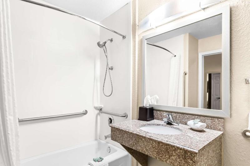 Queen Room with Two Queen Beds and Bath Tub - Disability Access image 2