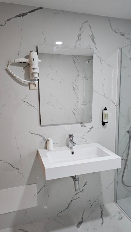 Twin Room image 4