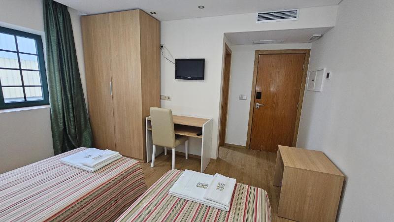 Twin Room image 3