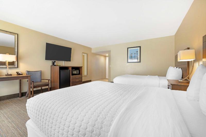 Large  Room with Two Double Beds - Non-Smoking image 4