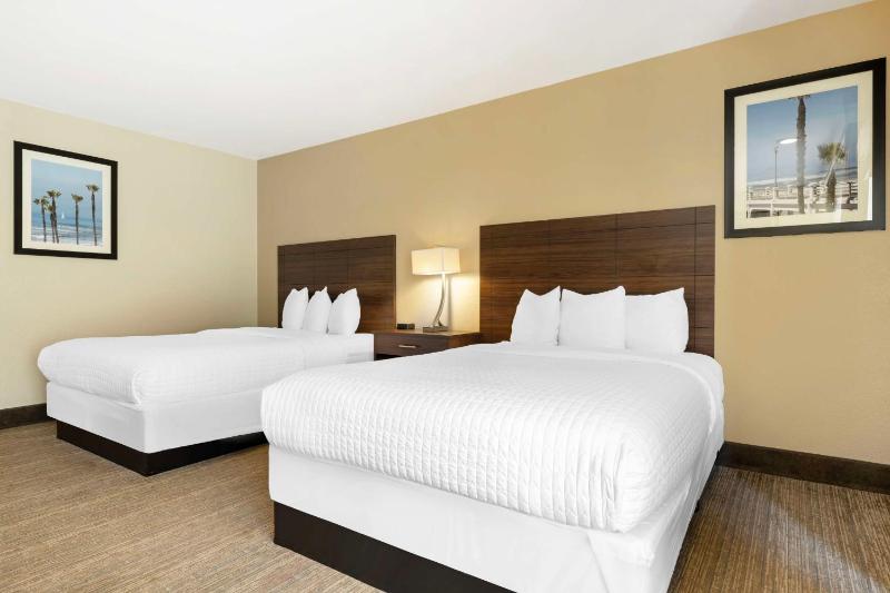 Large  Room with Two Double Beds - Non-Smoking image 3