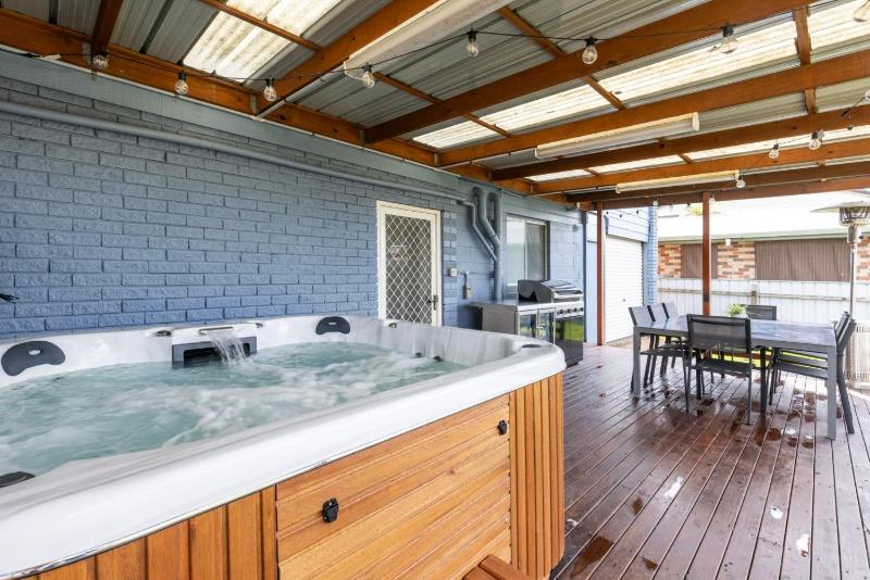 Villa Maris - Pet Friendly with Spa & Fire Pit - image 27