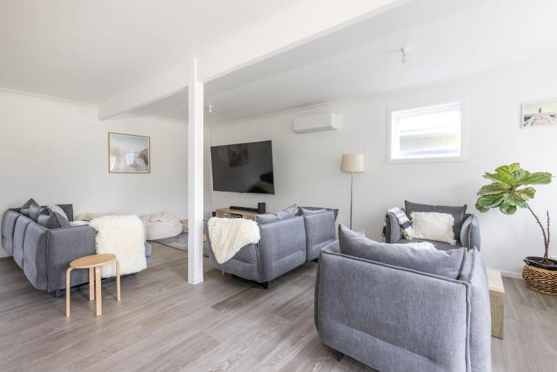 Villa Maris - Pet Friendly with Spa & Fire Pit - image 18