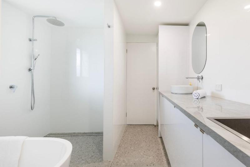Villa Maris - Pet Friendly with Spa & Fire Pit - image 11