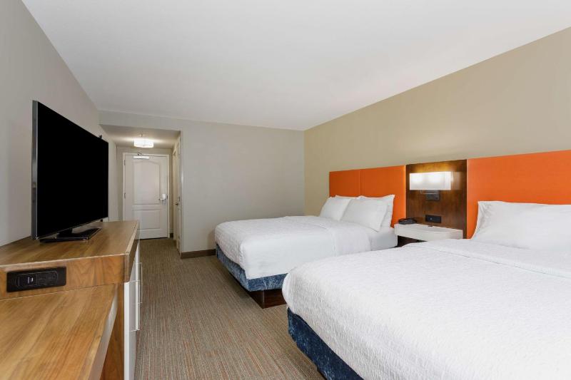 Queen Room with Two Queen Beds - Hearing Access image 3