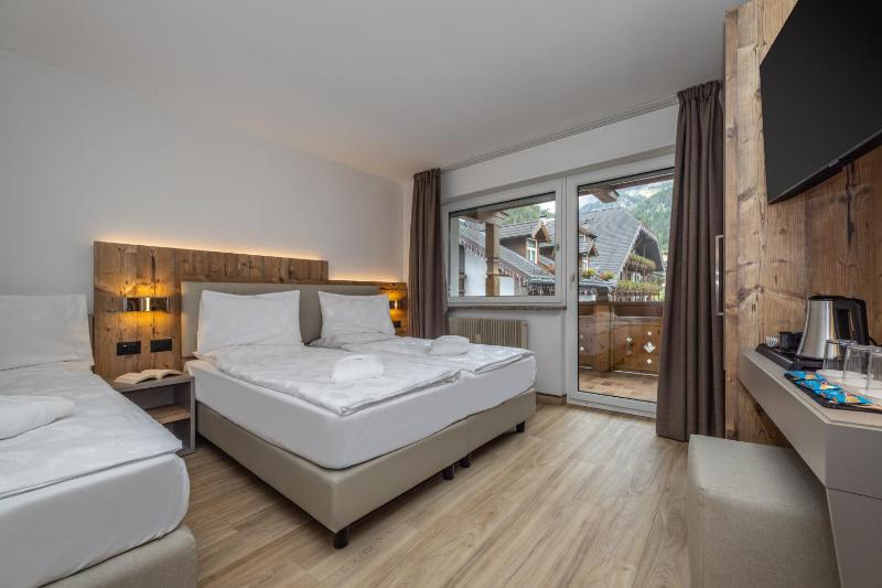 Deluxe Triple Room image 4