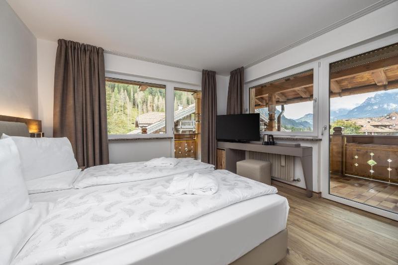 Deluxe Double or Twin Room with Mountain View image 2