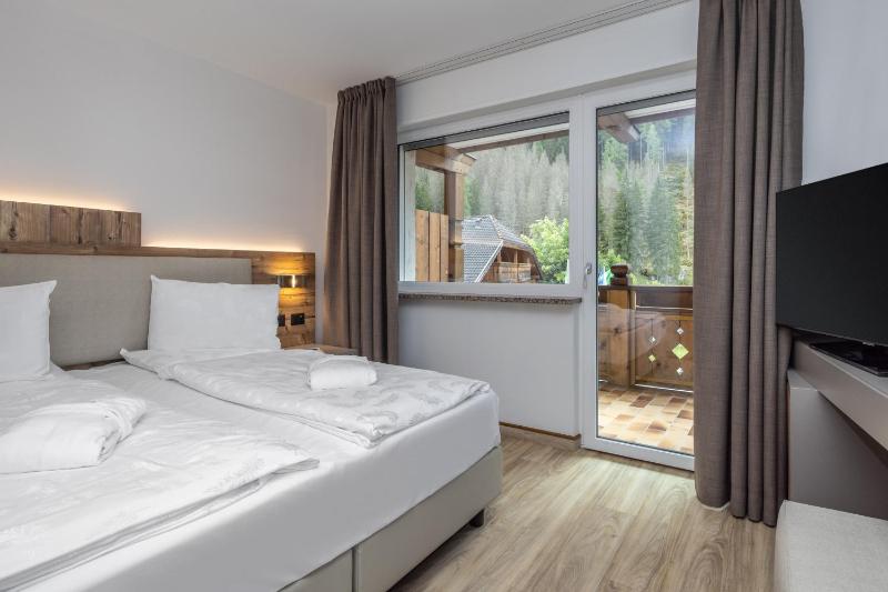 Deluxe Double or Twin Room with Mountain View image 3
