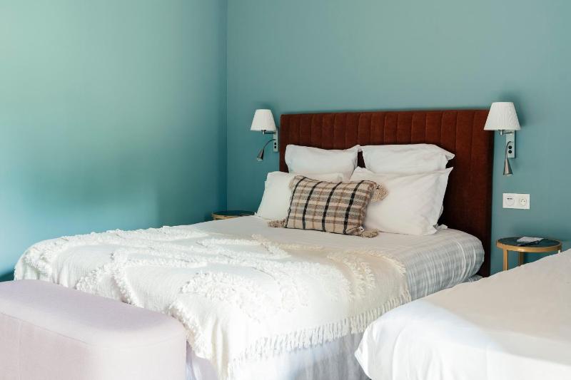 Triple Room with 1 Queen and 1 Single Bed image 1