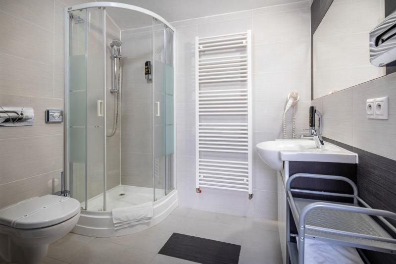 Basic Double Room image 4