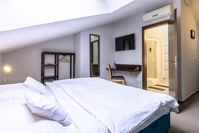 Basic Double Room image 3