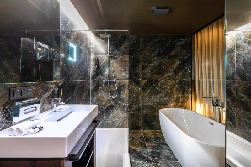 Deluxe Double Room with Bath image 3
