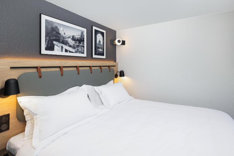 Standard Room - 1 Queen Bed image 1