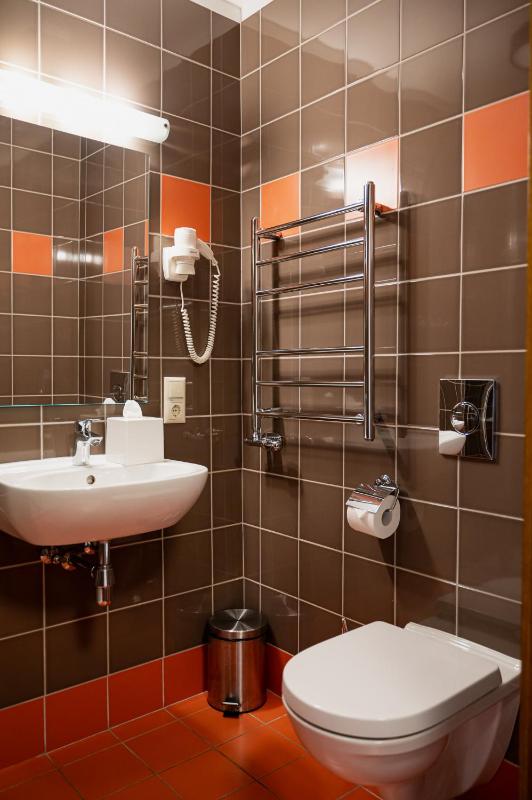 Standard Twin Room image 4